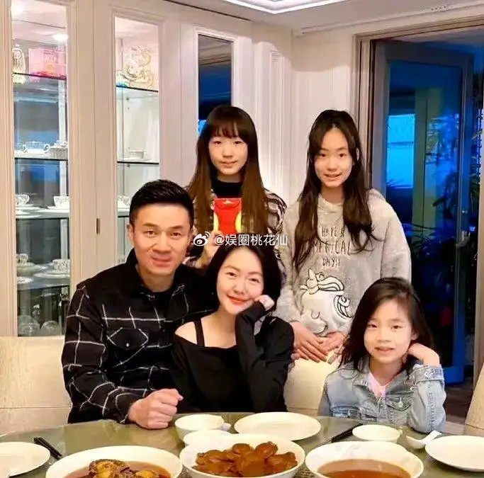 还是瞒不住了！小S哭瘫陈建州家门口，被架进家里过夜，疑与丈夫分居。小S事后通过经