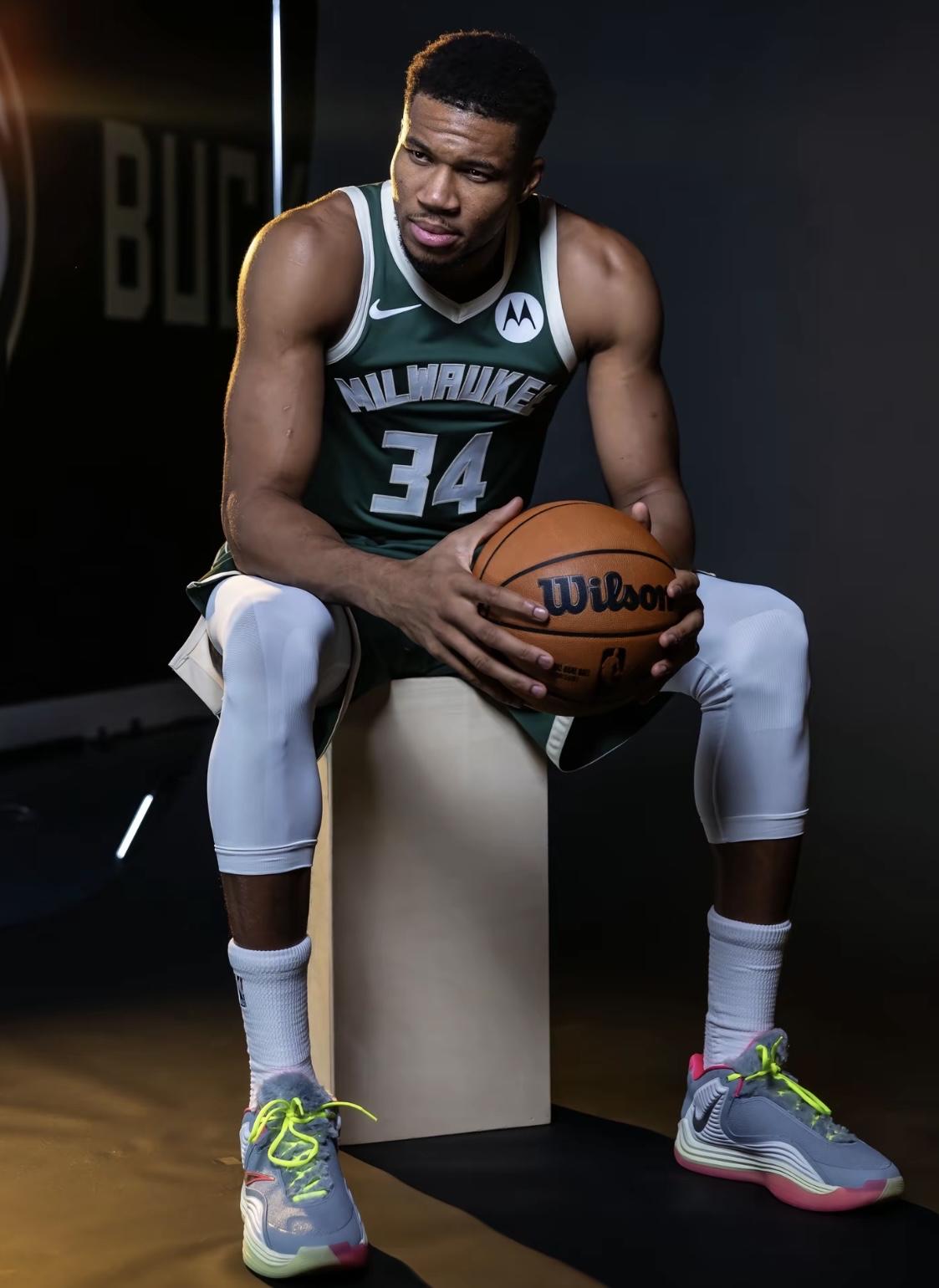 字母哥：杜，联手吗？杜兰特：不。字母哥：京，联手吗？申京：不。字母哥：门