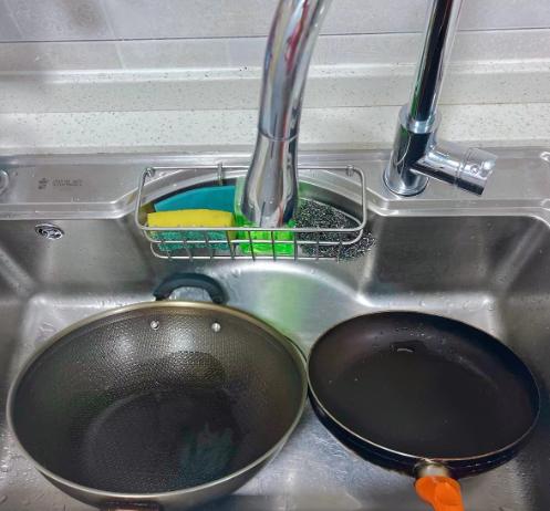 当初装修，网上铺天盖地吹大单槽：洗锅方便、颜值高、好打理！我媳妇眼红，非要换掉家