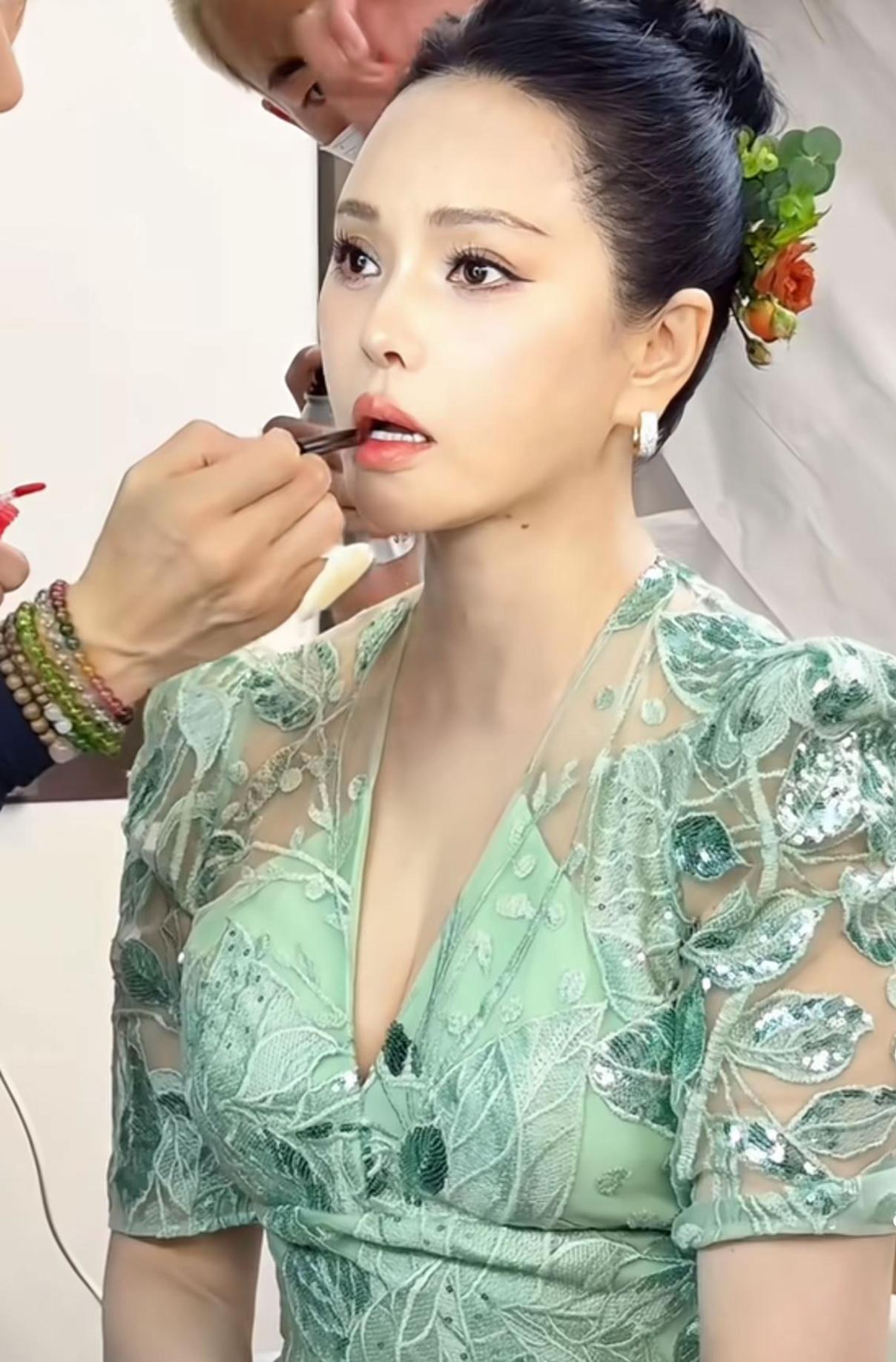 论装嫩，我就服伊能静，她不是装嫩，她是真嫩，快60岁做奶奶年纪的人了，还这么年轻