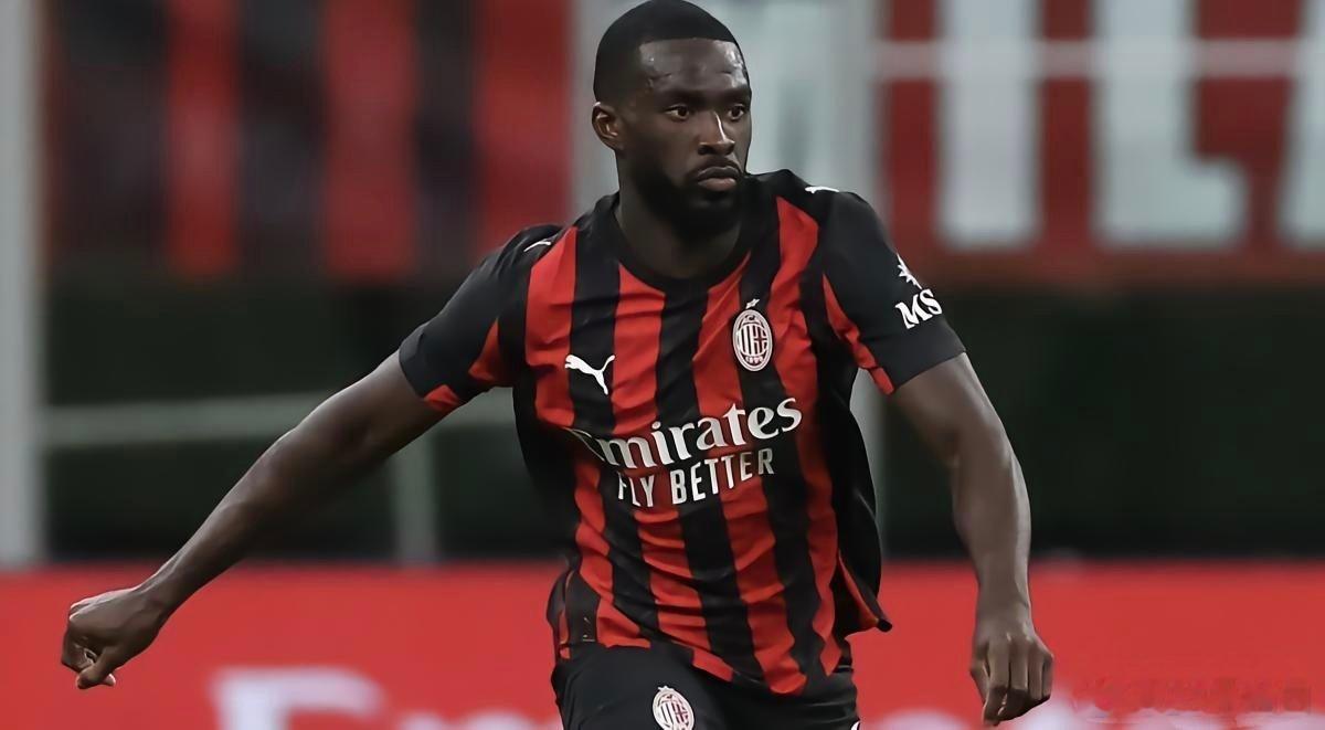 【N.斯基拉】在米兰主场0-0战平尤文的比赛中，圣西罗球场的看台上出现了一位英格