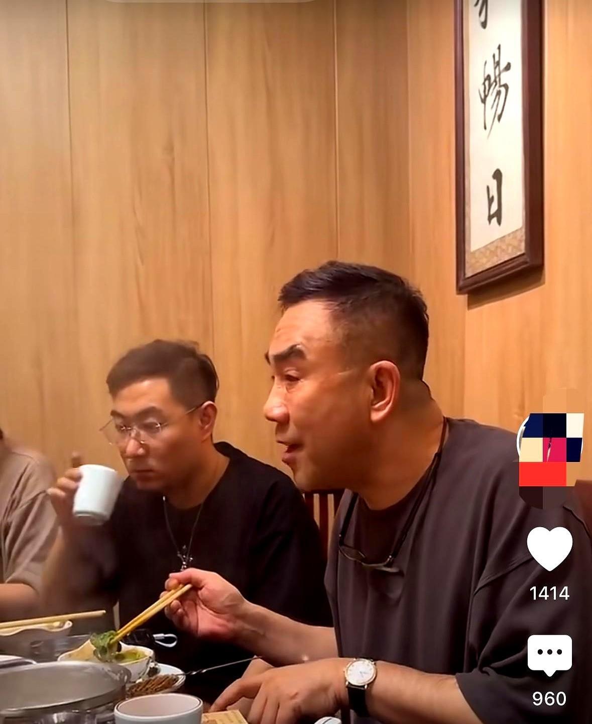 虎豹兄弟爆料，杨仪举行收徒仪式，一个收费两万，十个就是20万，郑好说酒店也就是免