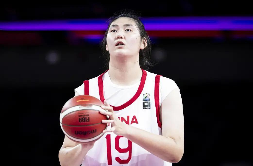 张子宇是女篮赛场的一枚核弹，放在那里就足够有威慑力。那个被寄予厚望的女版姚明