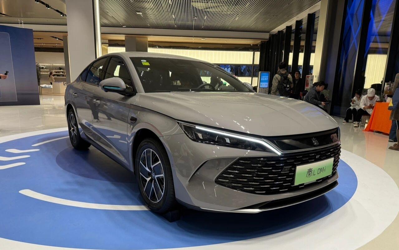 2026款比亚迪秦L百公里油耗低至2.79L！第五代DM技术再升级，这个油耗让人