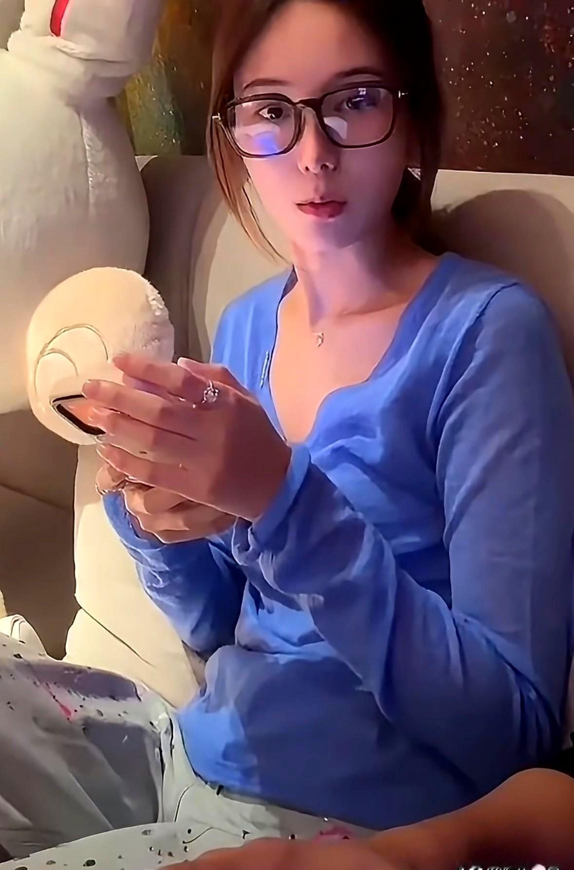 徐艺洋刚说自己戴眼镜没那么尖酸刻薄，黄子韬急得连飙一串词反驳。他盯着戴眼镜的妻子脱口而出，这就是他最