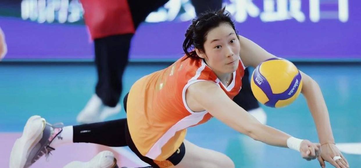 朱婷的基本功在女排主攻中堪称教科书级别。一传稳健、防守灵活，有“1米98自由人”