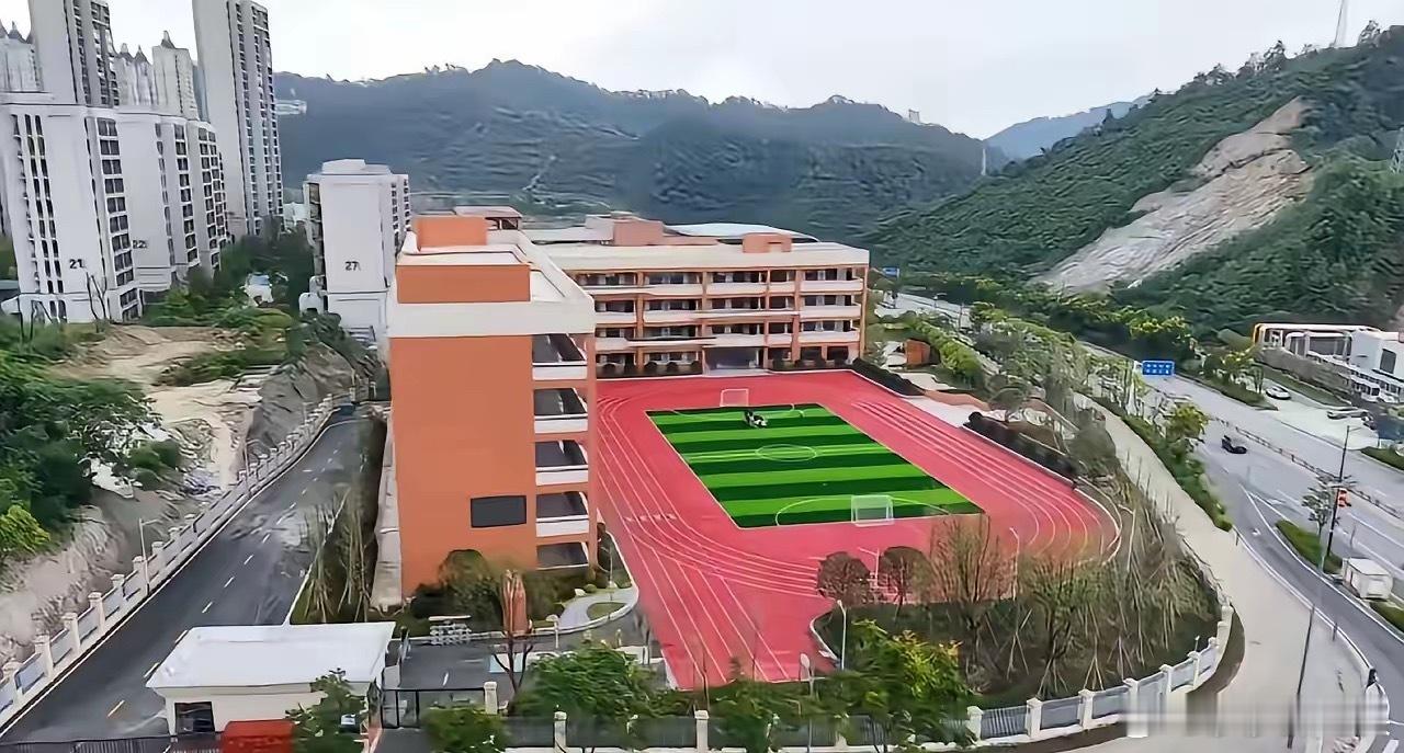 看完十堰那所小学的新闻,心里像被刀割。我和老公连夜拍板,立了三条铁规矩——1.