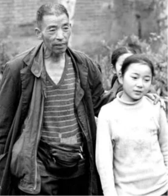 1992年，武汉小摊贩2年捡到2个女婴。为了抚养她们长大成材，他做3份活，终生未