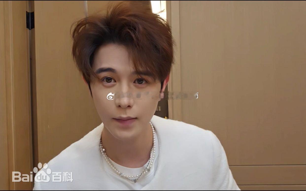 #童锦程自曝不分遗产给儿子#血缘不等于无限度的财产绑定。你爱给谁给谁，重点是不要把成年人的对立，持续