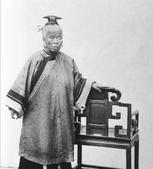 1868年，45岁的李鸿章看到母亲露在轿帘外的脚，忙低声说：“娘，你把脚往回收收