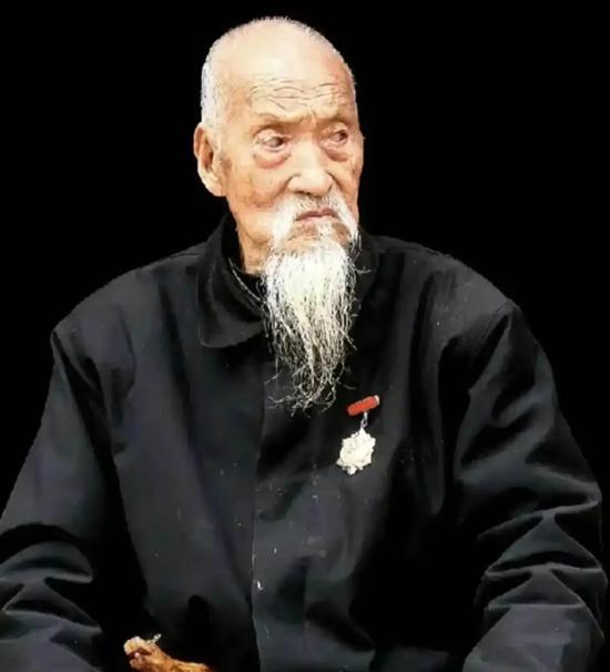 1942年秋，太行山深处，司凤梧被十四个日军包了饺子，前有刺刀，后有枪口，一脚踩
