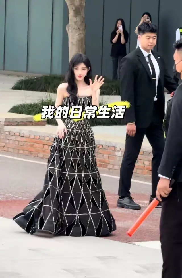 图一这，四千年，笑死了！她真是拼哦，脸上全部都精修一遍，眼角开了，鼻子垫了，嘴