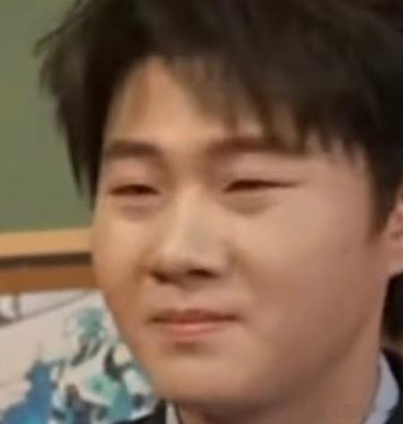 双高胎哎，突然又看见俩人家里的小黄沙发，又想起来俩人养猫，才想起来盖在沙发上的