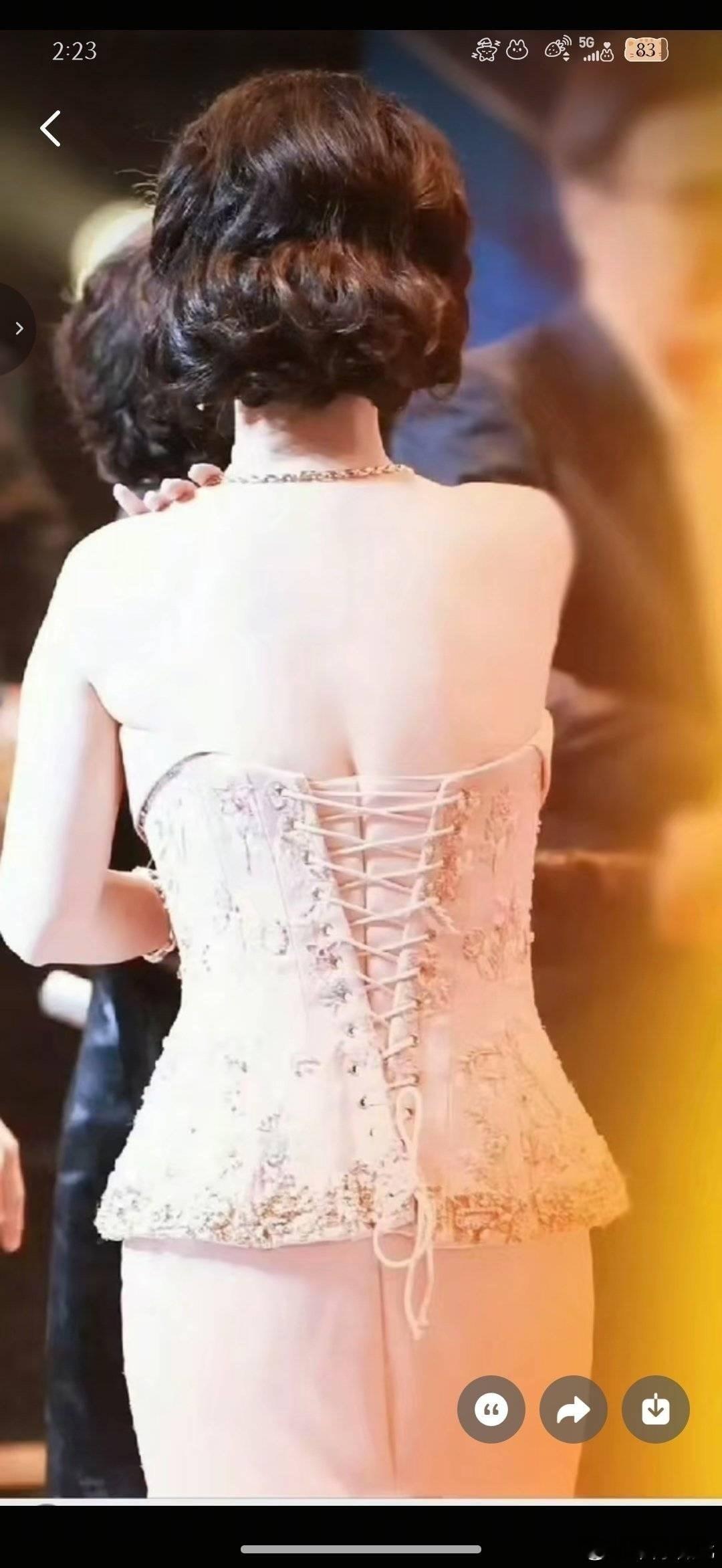 原来女明星礼服背后可以拉上白鹿的就能拉上，杨紫的为啥拉不上[？？？]​​​