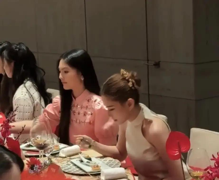 活动冷场。王诗龄和何超莲同桌零交流。全网瞳孔地震。细节来了。王诗龄频繁赶