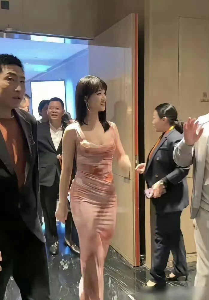 蓝盈莹咬筷子的效果真好，嘴角下撇的苦相一点都没有了！蓝盈莹承认恋情