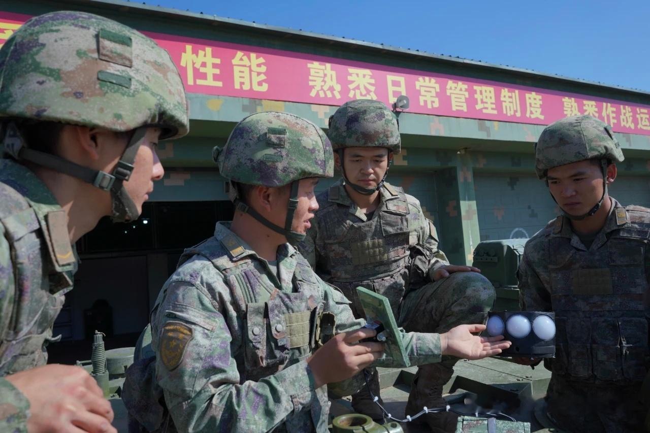 这是配套装甲兵器的无人机？？😳可能是一辆99系列坦克。​​​