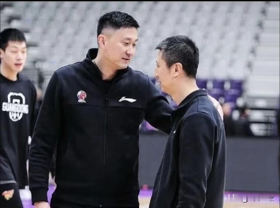 接棒郭士强，杜峰呼声最高，他到底行不行？他俩完全属于两种不同的执教风格，老叔是伯乐派，善于知人善用，