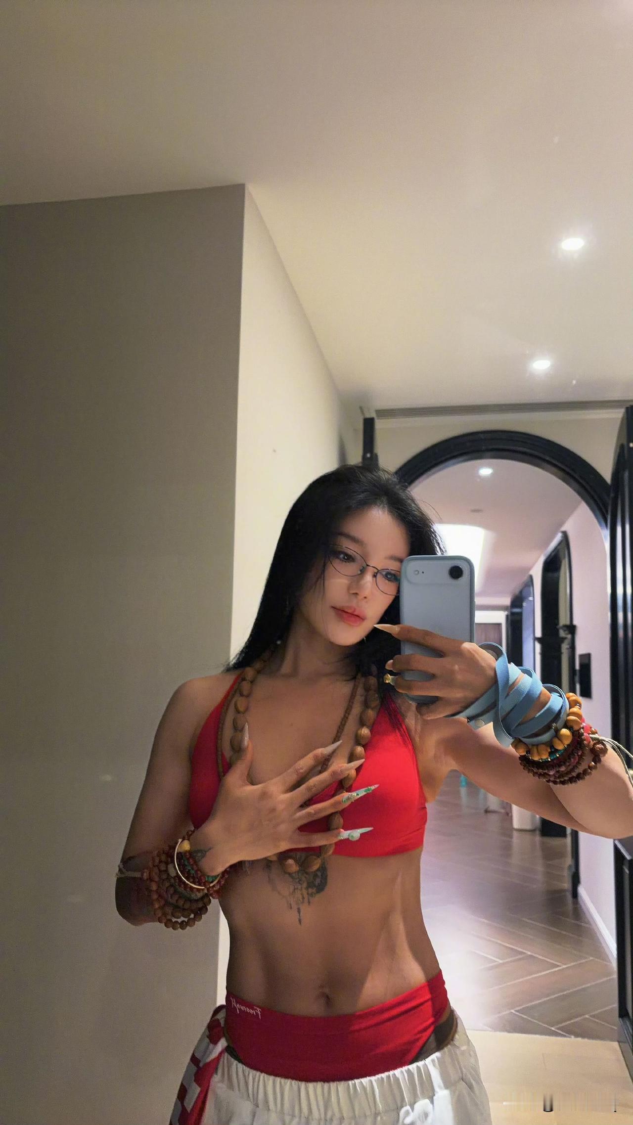 江映蓉应该去搞副业，例如去做健身女教练，照这样练下去，八块腹肌指日可待。