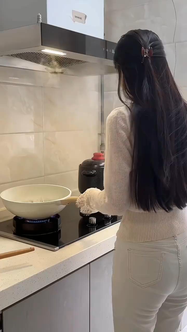 还好解释得快，要不然老婆都跑了！一位年轻的妈妈在厨房里烧菜做饭，女儿来到厨房想