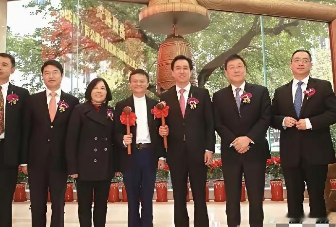 当年，在深交所上市敲钟现场马云、许家印、夏海钧等人的一张留影，巧合的是当时的许家