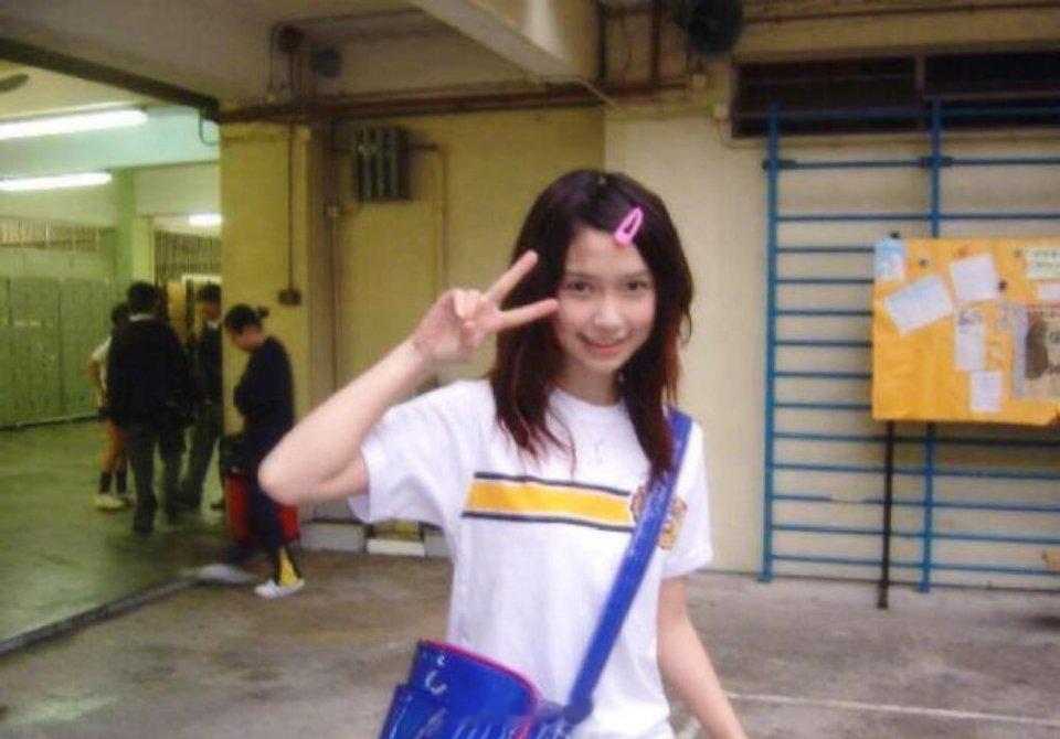 Angelababy13岁旧照外形状态：身着香港中学制式校服，厚齐刘海黑长直发型