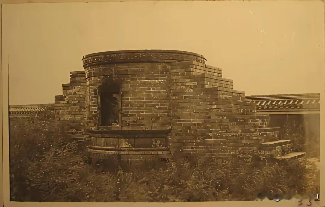 之前翻老照片偶然看到1910年的天坛燔柴炉原貌，才知道原来它实打实是九级台阶，完