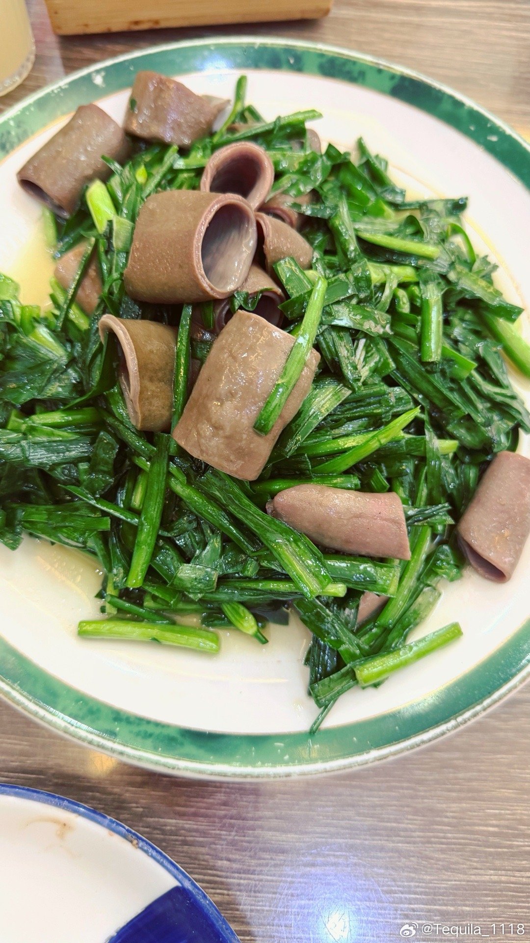 第一顿，早饭没吃的我要饿晕了。本来想去打卡网红店，网约车司机推荐了我这家大连老饭