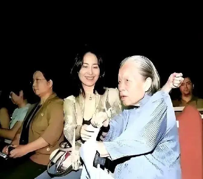 何超琼的保姆晶姐，干了48年，递了辞职信。何超琼没多说，直接把一套价值1.2亿的