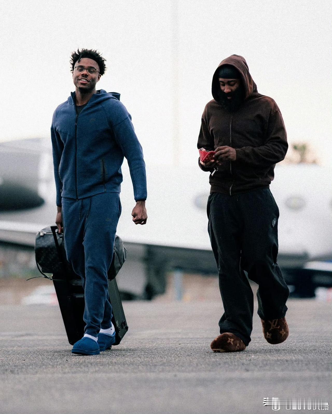 快船开启东部3连客，登机照曝光！在结束了连续5个主场之后，快船将迎来三连客。