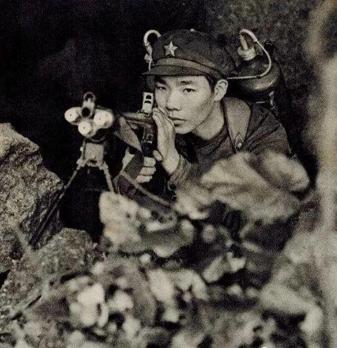 1979年，刘勇抱着一挺轻机枪，摸到越军阵地70米处，对着越军机枪手扫射，谁知子