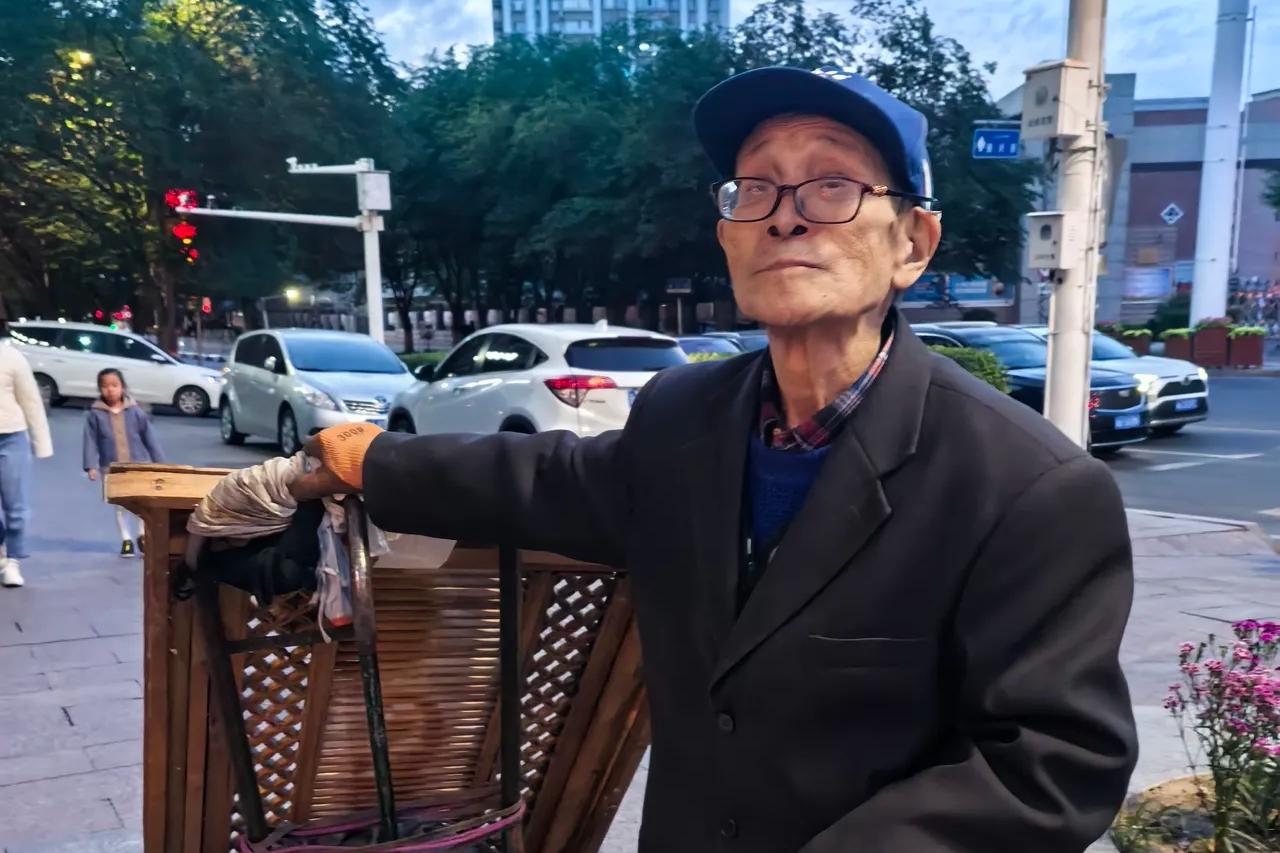 老领导退休捡废品，知道真相后打疼了谁的脸？老朱每天推着破旧废品车穿梭小区时，