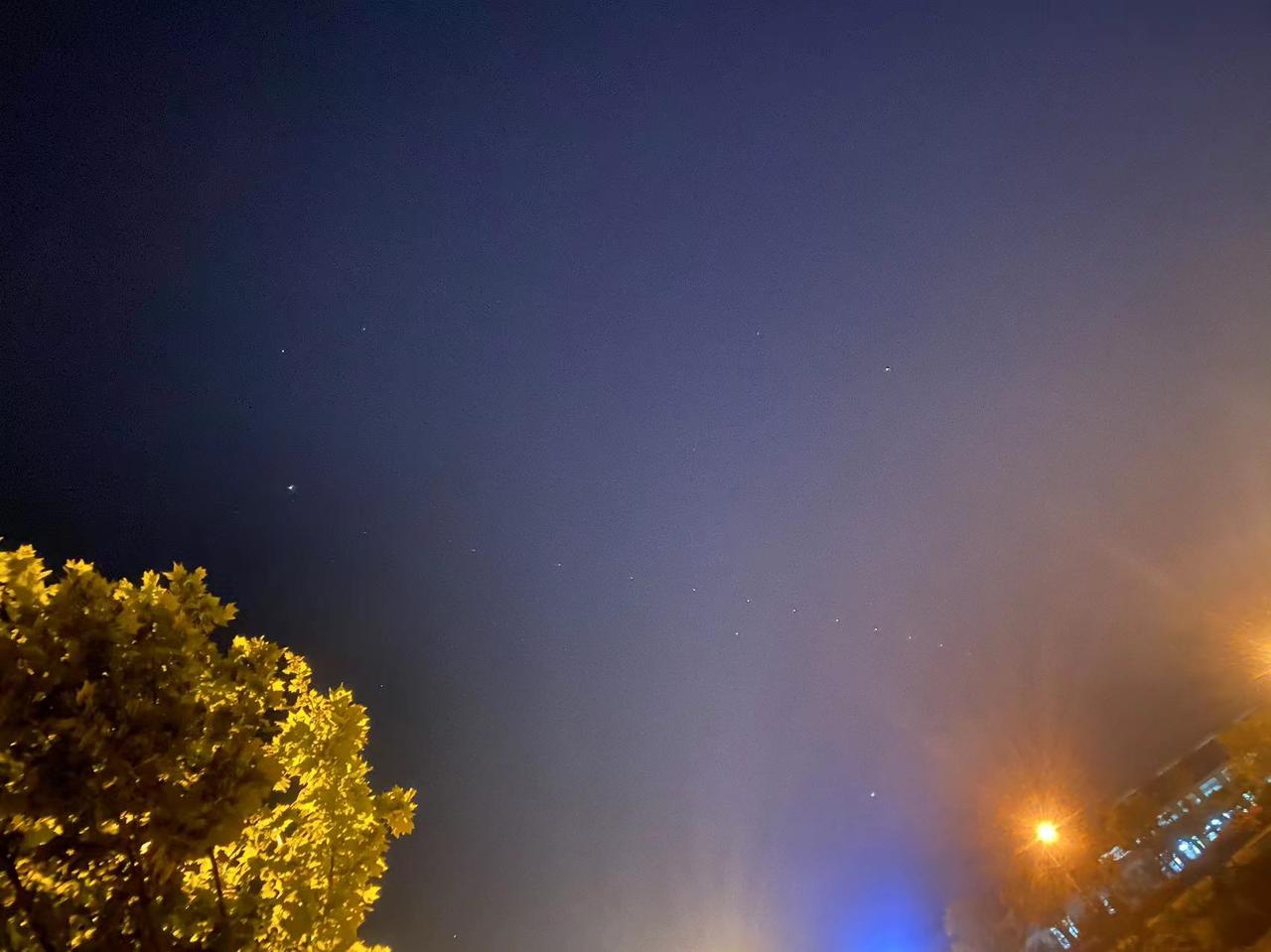 真实的星链照片今天在外面散步，抬头突然看到一串会走的“星星”，得有几十颗吧，估