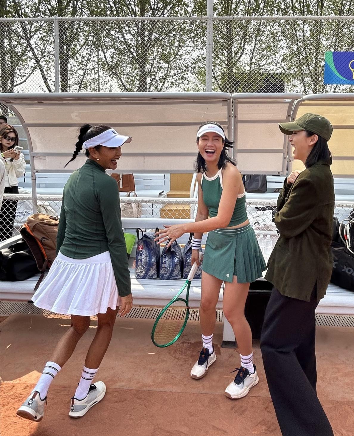 54岁瞿颖和朱丹打网球比赛，她穿着一身球服，身姿挺拔，整个人看起来好年轻，充满了