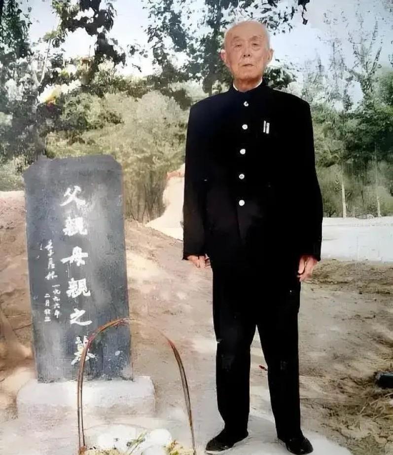 2001年，90岁的季羡林回到父母的无名墓前，穿着黑衣黑鞋，站在祭奠的贡品旁边，