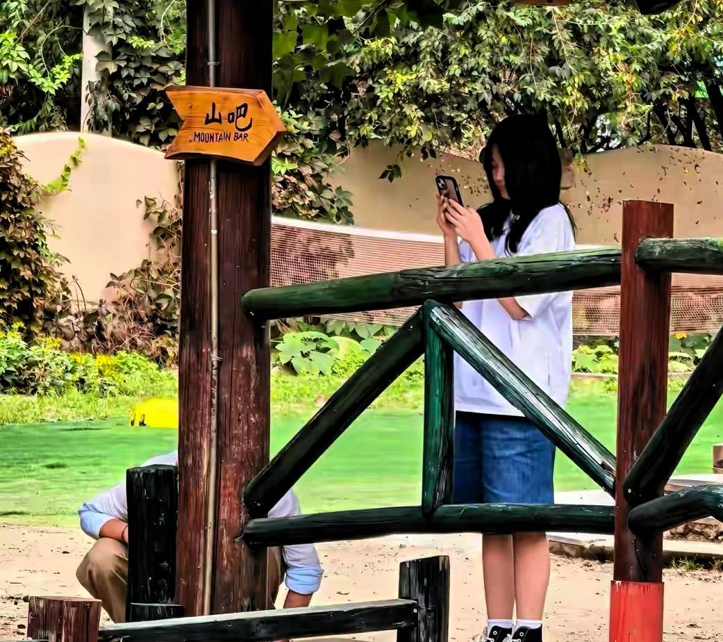 中秋团圆时节，一张汪小菲陪伴女儿过节的画面，让不少网友看完心头一酸。已经12岁的