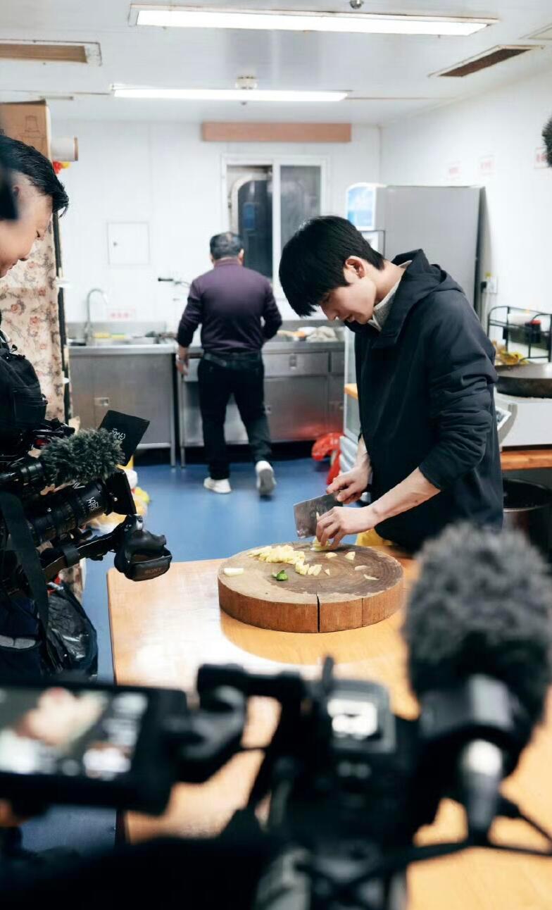 找到了张凌赫和我的共同点--不会切土豆丝！