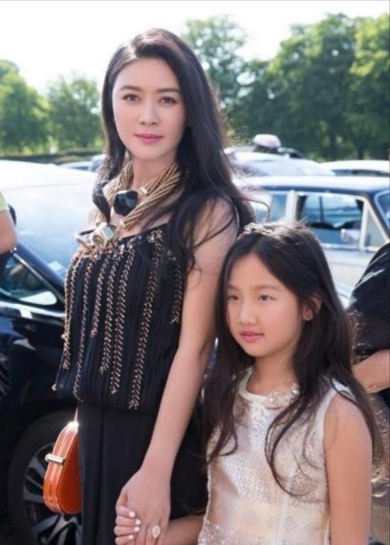 2001年，陆毅的老婆鲍蕾在接受采访时，对昔日同学田海蓉极尽讽刺：”她追了我老公