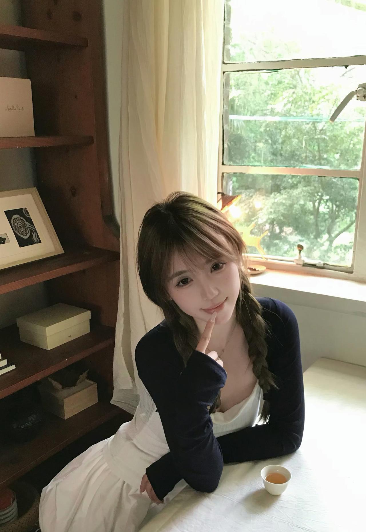 藏蓝开衫+白裙，是自带柔光的韩系女主感哦，​今天的茶有点甜，因为我在想你吖(✪ω