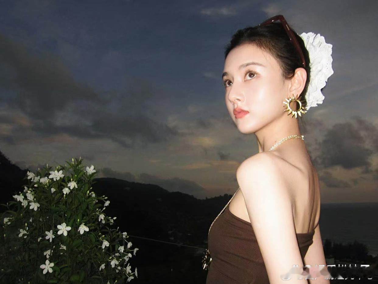 1.杨丞琳和潘玮柏的关系特别好，俩人之前一块拍戏有吻戏，她还和导演吐槽为啥要让他