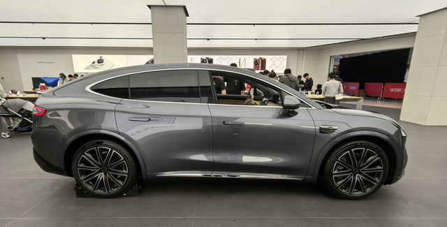 今天试驾了智界r7，确实很牛，也确实贵今天试驾了本地第一台r7，确实很牛，语音