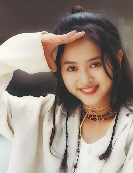2000年，昔日玉女掌门人，被前夫当众骂“性欲太强”，一夜沦为全港笑柄。广告商跑