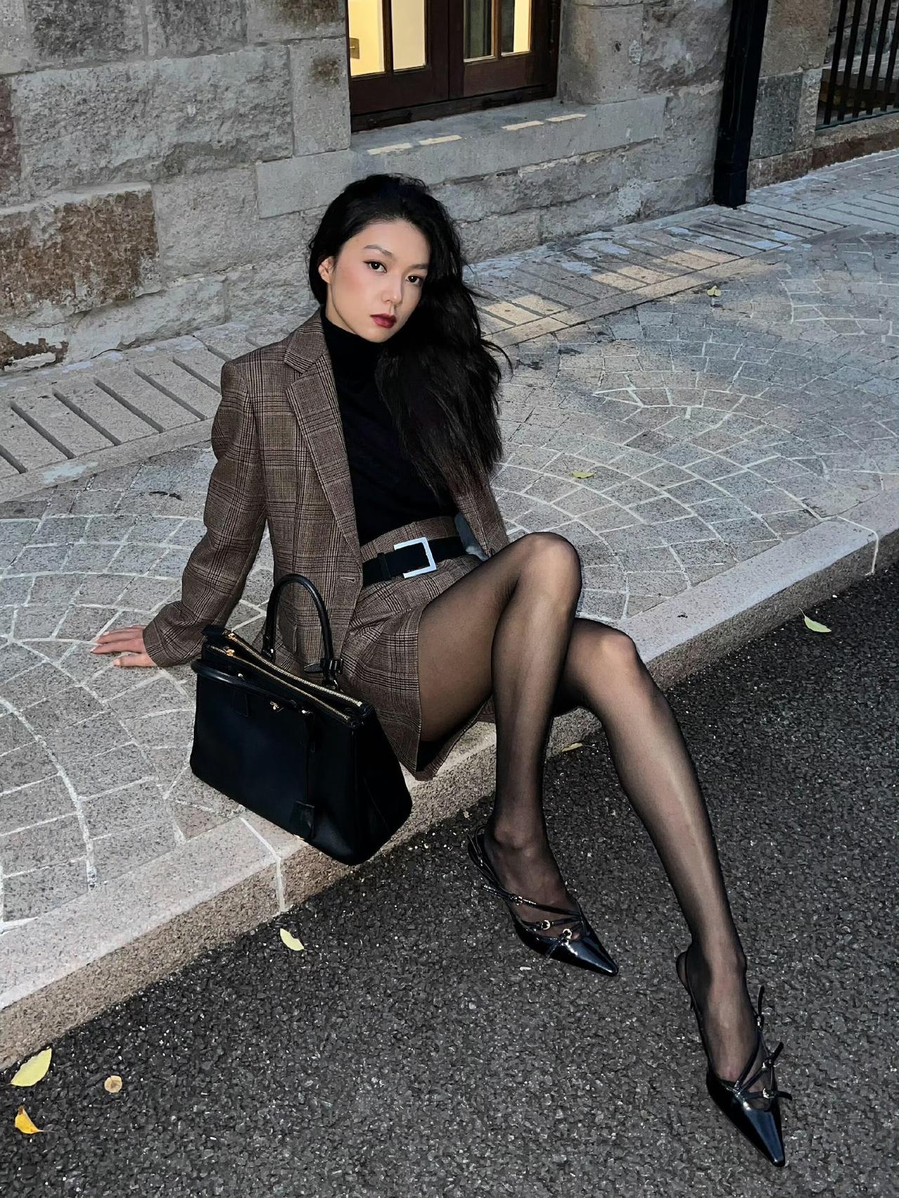 仿佛穿越回上世纪摩登时代✨这套格纹西装短裤套装，内搭黑色修身半高领针织衫，脚踩