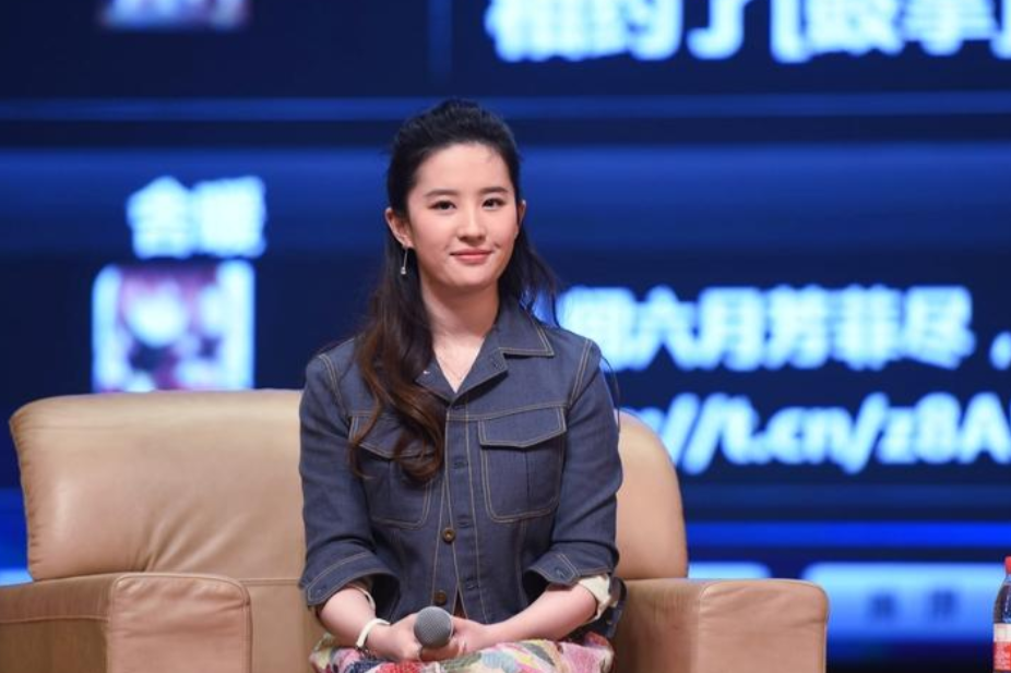 刘亦菲不修图了。白发照上热搜，没人骂，全在夸。她没喊口号，也没哭诉。就那么