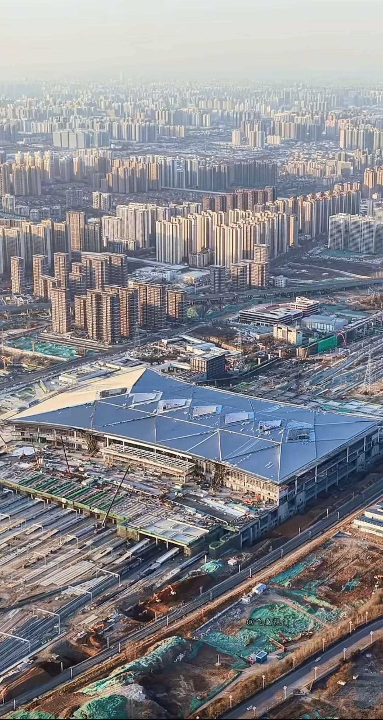 西安东站最大的问题是前后左右差别很大，准确的说是前后区别太大，反正左右都是密密麻