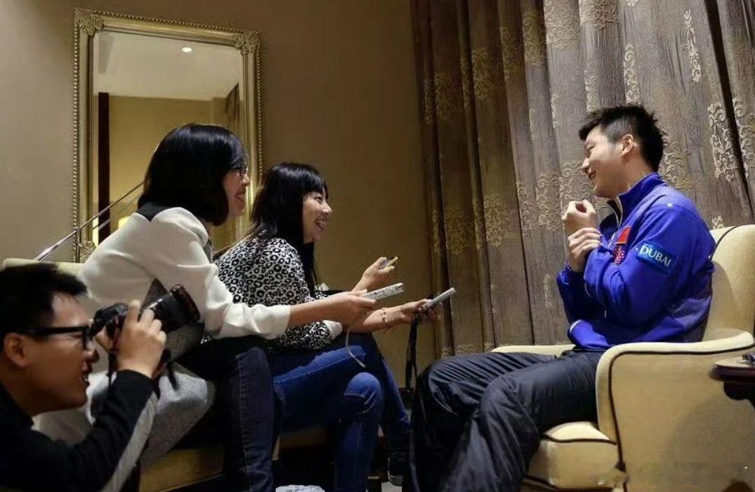 采访樊振东时的侧边画面“很是灵动”​​​
