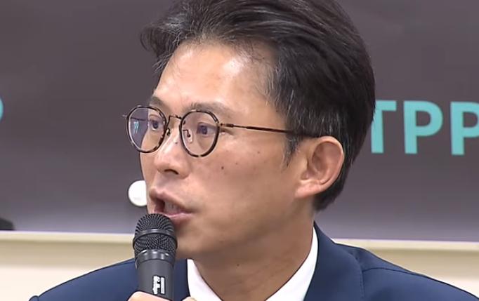 民众党主席黄国昌19日接受《千秋万事》专访时痛批卓荣泰“你以为你是谁啊？”并强调