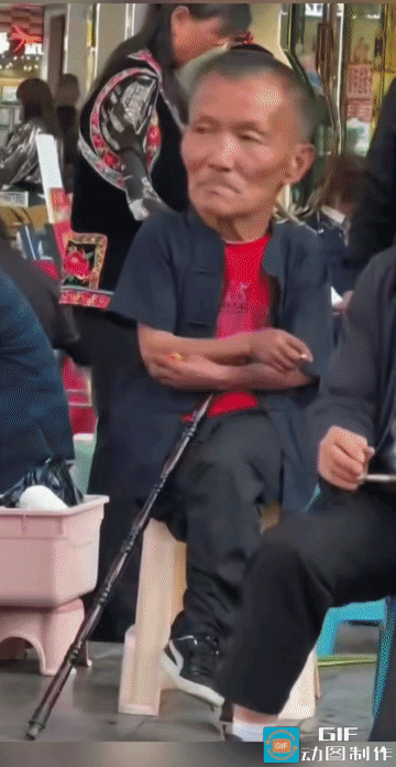 曝光！拄拐“残障”大爷专挑女性碰瓷，镜头下的细节让人后背发凉！街头这一幕真