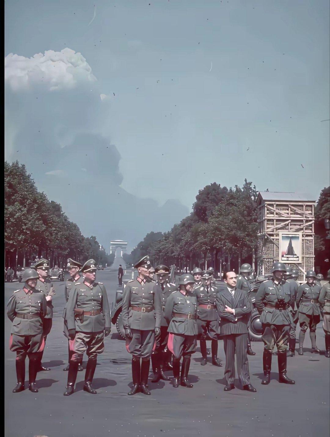 当年德国的军官在被入侵国家的领土上耀武扬威。看看他们身后的建筑，猜猜是当年德国占