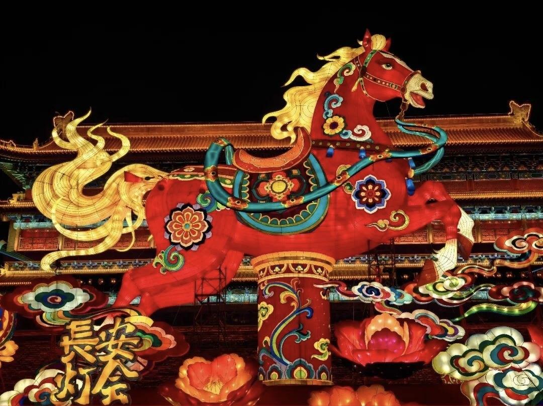 跟着大人扫房子、蒸馒头、炸丸子，光是闻着香味就觉得幸福。除夕夜穿上盼了许久的新衣